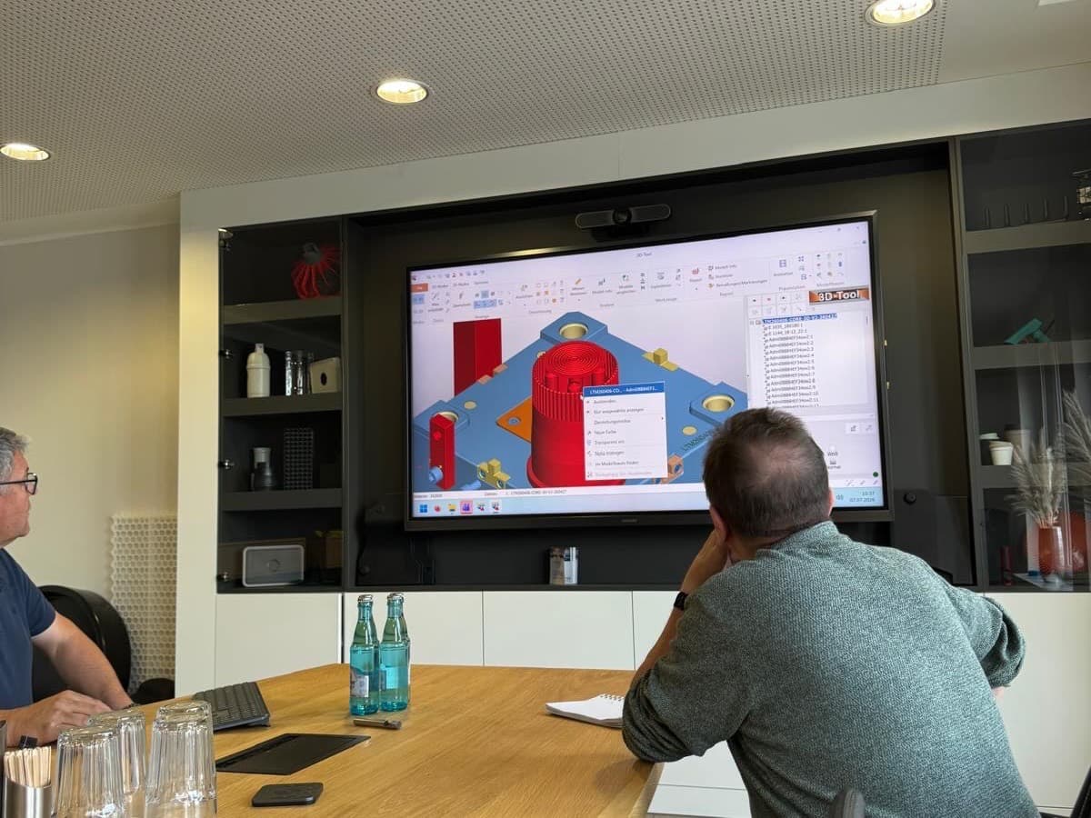CAD-Besprechung eines Spritzgusswerkzeugs bei BKM